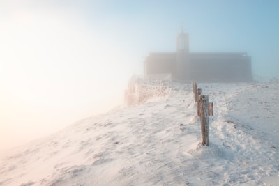 低角度摄影基础上冰雪覆盖的山峰
